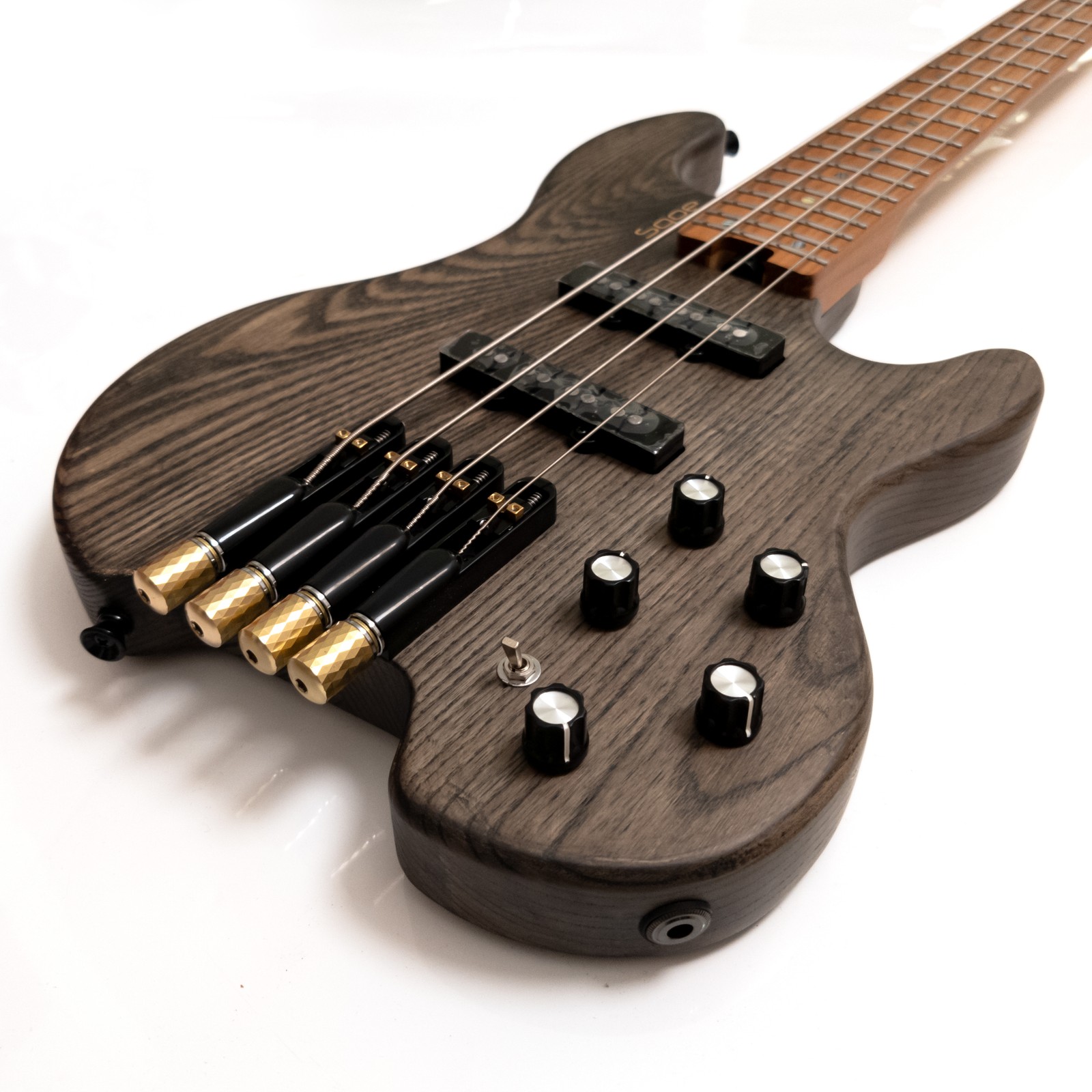 ヘッドレス4弦ベースギター、アッシュボディ、ローステッドメイ - Bass Guitar Fretless のレビューと価格